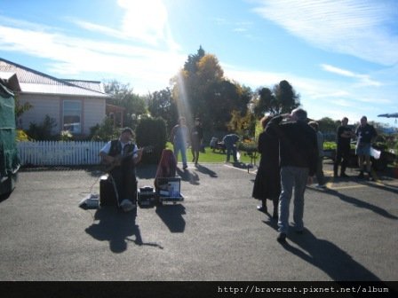 IMG_2276 Motueka - Sunday Market,每週的街頭藝人都不一樣.JPG