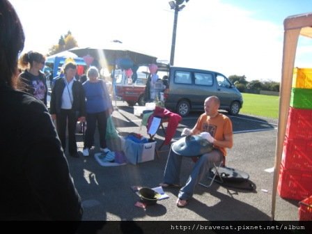 IMG_2278 Motueka - Sunday Market,巧妙的雙手玩出美妙的音樂.JPG