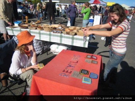 IMG_2281 Motueka - Sunday Market,資源回收創意,易開罐拉環錢包.JPG