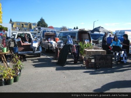 IMG_2283 Motueka - Sunday Market,家裡舊貨都都來賣,沙發.摩托車.JPG