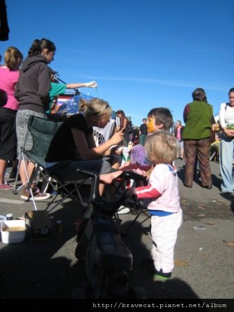 IMG_2295 Motueka - Sunday Market,旁邊站的是他妹妹,超可愛的.JPG