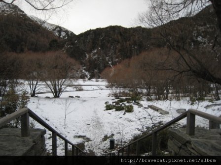 IMG_1410 Arrowtown- 之前看到的黃葉已經落光,現在則被雪白覆蓋.JPG