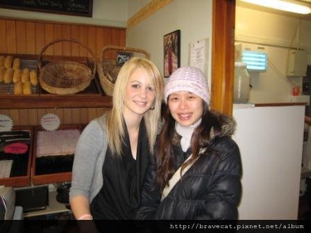 IMG_1437 Arrowtown- Bakery美麗的店員,第一天上班就被我抓來照相.JPG