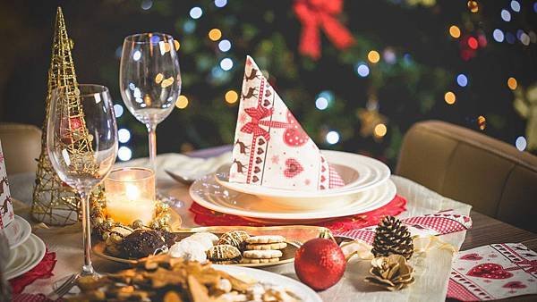 wonderful-christmas-dinner-table-setting-picjumbo-com.jpg