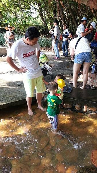 102.08.10小屁孩玩水趣 (5).jpg