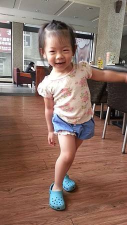 103.07.16年代-小妞們很難拍. (4).jpg