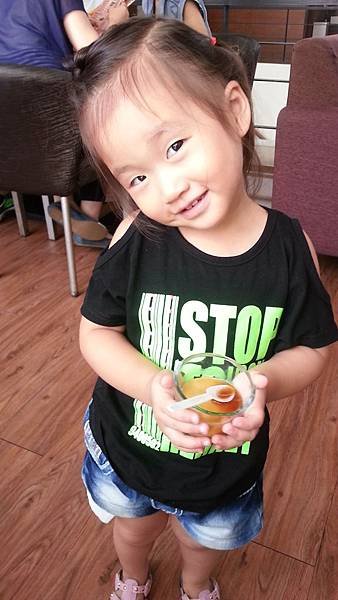 103.07.16年代-小妞們很難拍. (12).jpg