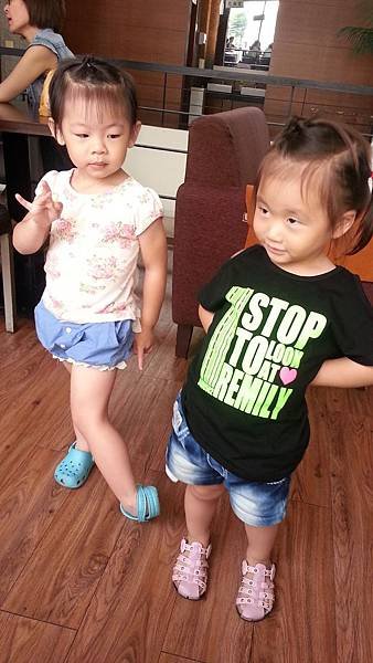 103.07.16年代-小妞們很難拍. (18).jpg