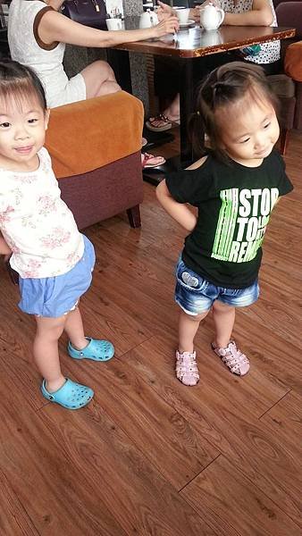 103.07.16年代-小妞們很難拍. (19).jpg