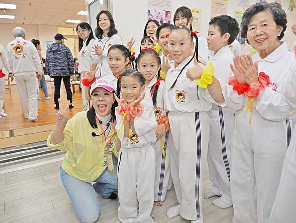 20240103新聞茶會_c0174內湖茶會點亮希望蠟燭迎接新年3.JPG