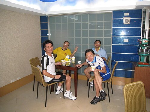 白毫禪寺 喝咖啡 聊是非8 --- 又跑進來一個了 加上魏先生 再來一張.jpg