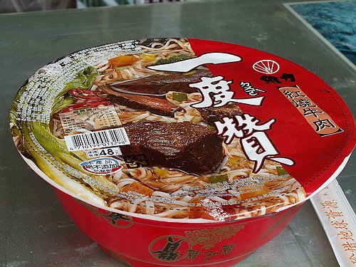 泡麵大餐上桌3  一度讚 紅燒牛肉 讚啦 好吃 讓小葉子重新充滿了力氣.jpg