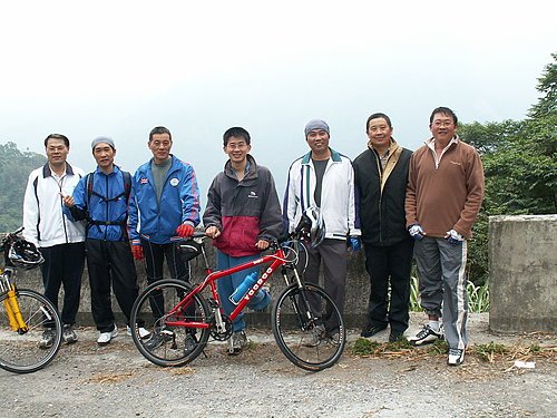 抵達樟湖前的第二休息站 再來張合照吧.jpg