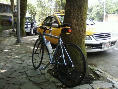沒位置坐，到對面樹下公車站乘涼喝咖啡！鋁車不必像碳纖車那麼寶貝、那麼容易受傷！.jpg