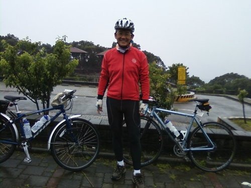 昨天再騎上中正山！鋁合金車架硬梆梆、但是爬山可以硬碰硬地騎，鋼管車就最好採用高轉速騎法！.jpg