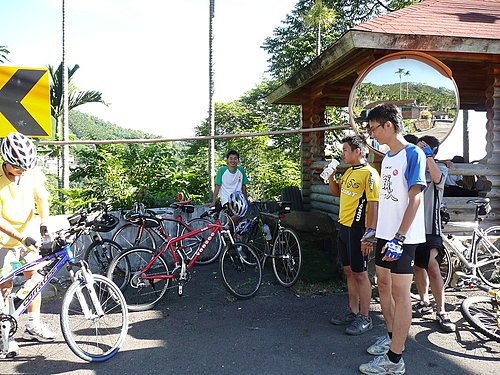 於樟湖國小前補給水分中.jpg