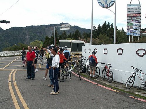 到達阿里山國家公園門口 下車準備騎乘狀況3.jpg