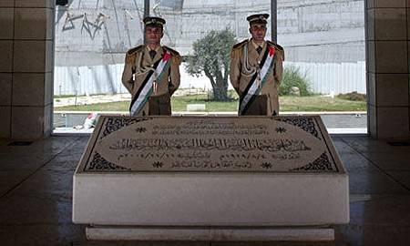 Yasser-Arafats-tomb---Exh-010