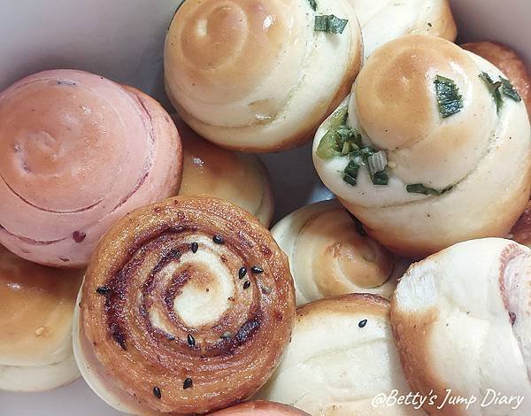 脆皮烤饅頭：口味有蔓越莓、花生、青葱、紅豆、原味  圖片來源：Betty&apos;s Jump Diary