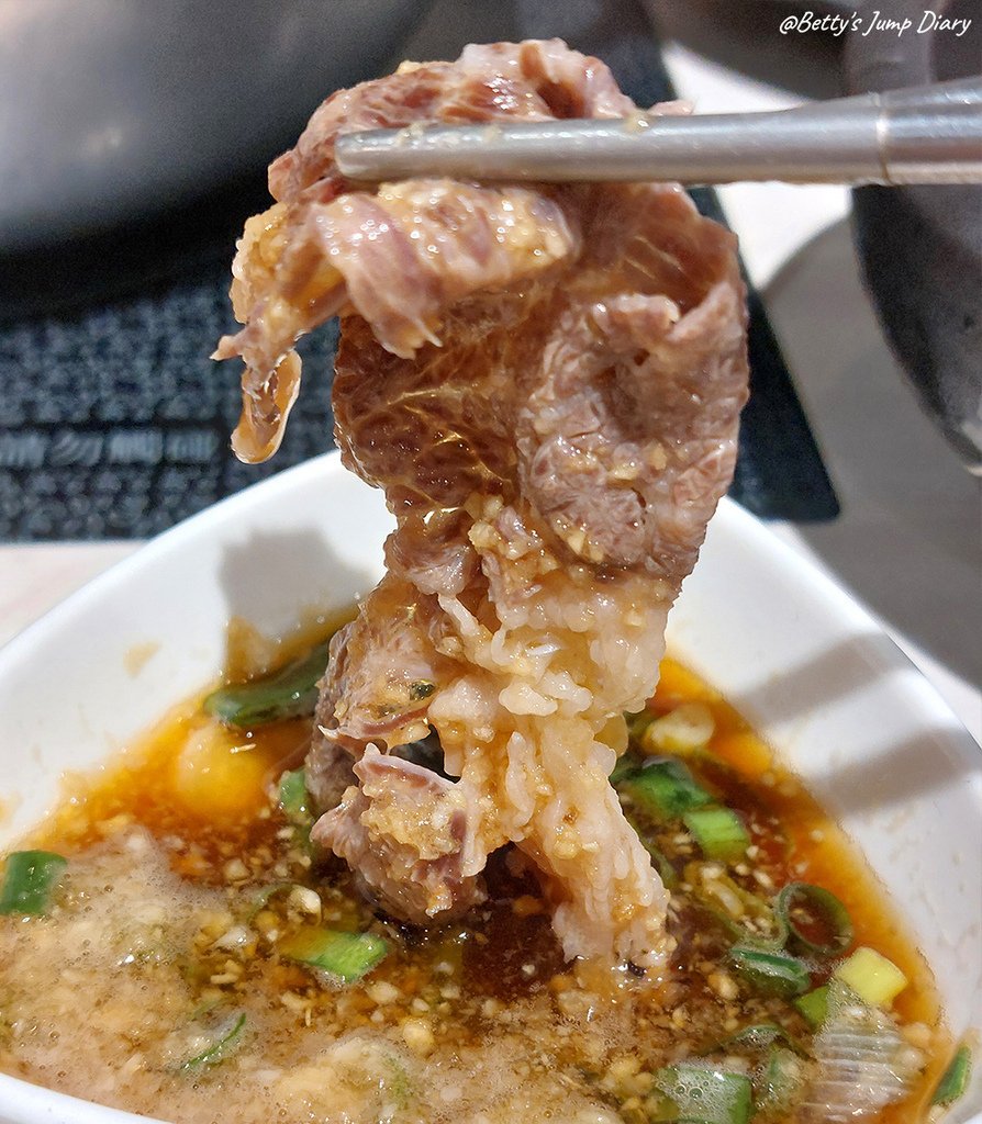 桃園「荖子鍋PLUS家樂福平鎮店」美食街高人氣鍋物！只要15