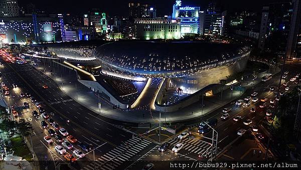 1200px-Dongdaemun_Design_Plaza_(DDP)_at_Night,_Seoul.jpg