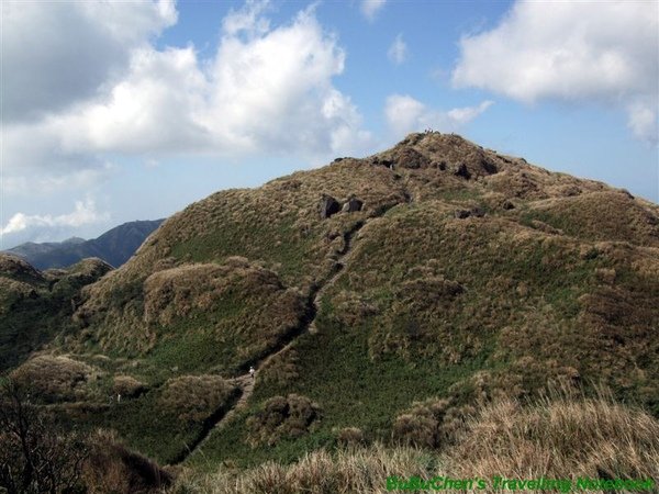 往七星山東峰的路上回頭望主峰