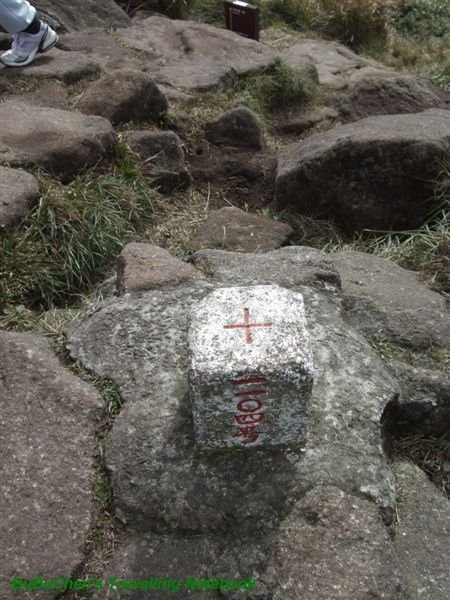 七星山東峰頂的三等三角點(1104號)