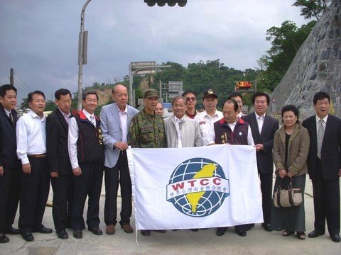 image022世界台商總會盧總會長率團, 前往宜蘭梅姬颱風災區慰勞國軍及宜蘭消防隊員.jpg