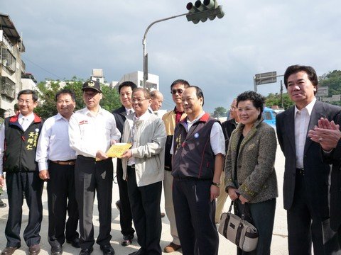 image027世界台灣商會致贈新台幣20萬元予宜蘭消防隊救難人員..jpg