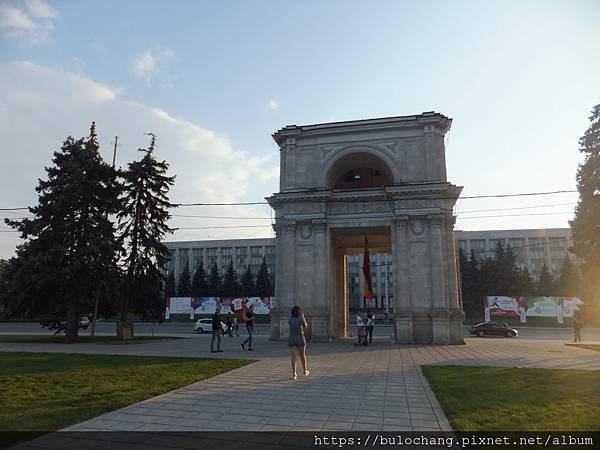 1.2.  DSCF0038 凱旋門Arcul de Triumf.JPG