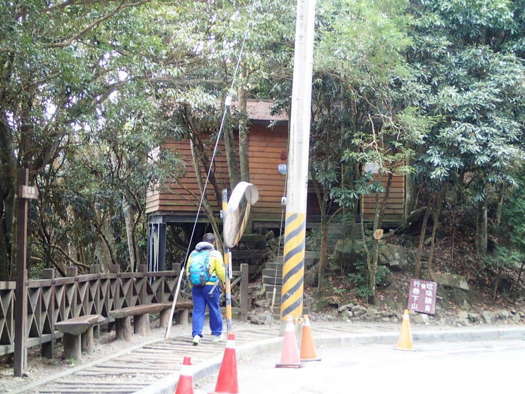 這裡有座木屋廁所.上山前先方便一下