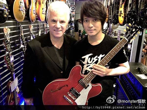 2012-05-12 02&apos;22 今天收到一個大禮物，經典的Gibson ES335，然後跟Gibson亞洲區總監見面吃飯，從今天開始五月天怪獸正式成為Gibson family的一員~謝謝Gibson的邀請，你知道的，我一輩子就愛你一個~