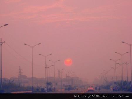 2012-05-30 16&apos;25 鄭州歸途的晚霞，天空被染成一片適合回憶的淺紫。風景已經漸漸平靜，耳裡卻是呼嘯的吶喊歡呼聲，奮力低鳴作響，不肯離去。