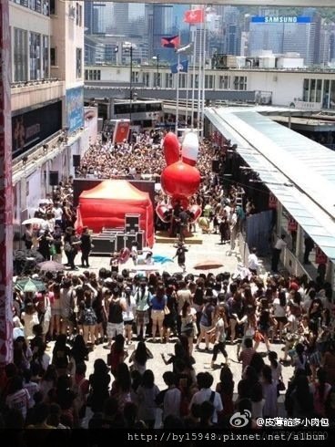 皮薄餡多小肉包：我有幸在香港海港城跟5000人一同曬太陽吹海風（還看到釣魚小兔的小屁屁！）p.s@不二良 @阿信 都很OK的在受訪ing，謝謝大家關心！啾咪