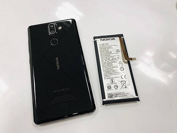 NOKIA 8 Sirocco電池膨脹.jpg