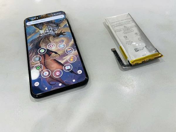 Google Pixel 5電池膨脹.jpg