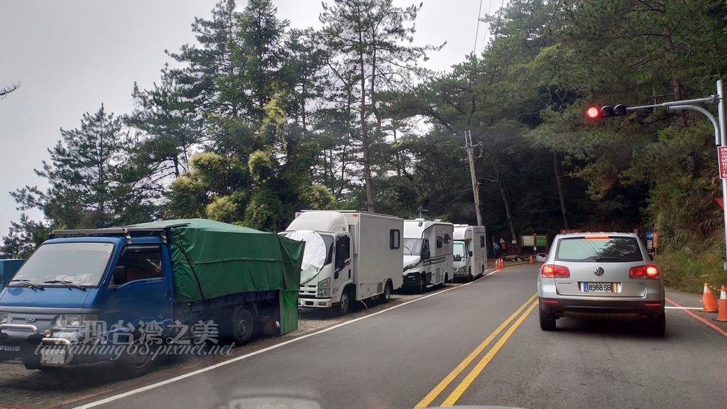 沿途停滿露營車輛