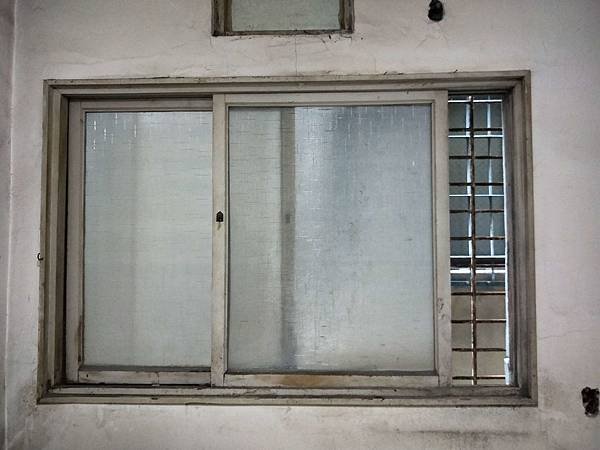 鳥松區鋁門窗_04舊窗.jpg