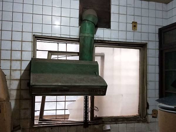 鳥松區鋁門窗_01拆除抽油煙機.jpg