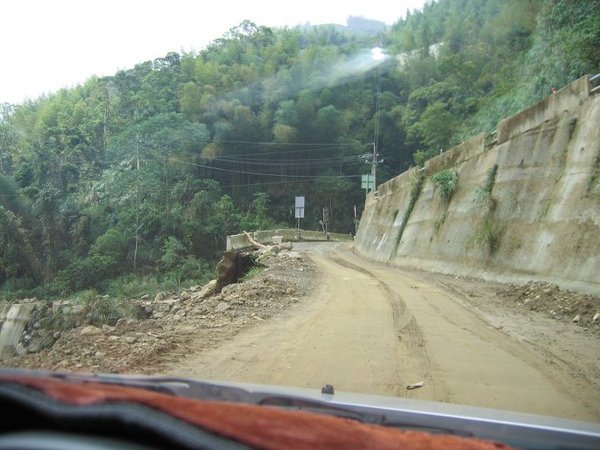 左半邊的路地基都沒了