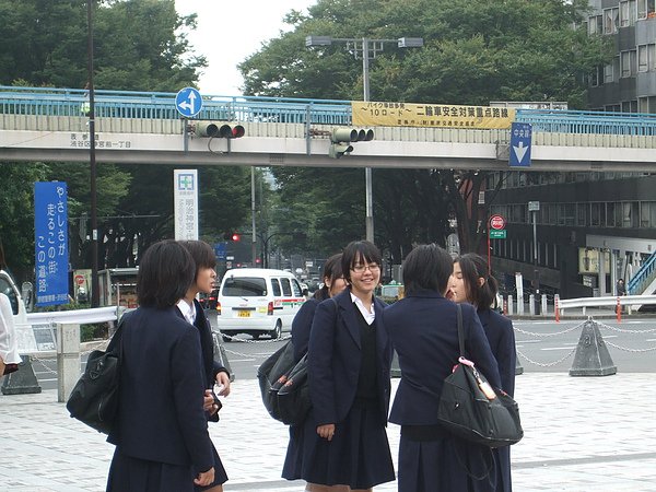 日本女學生， 這些孩子星期五在這裡幹嘛呢~XD