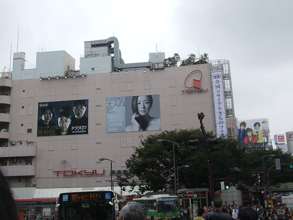 Tokyu東急百貨~看到的這個方向就是JR渋谷站的東口方向