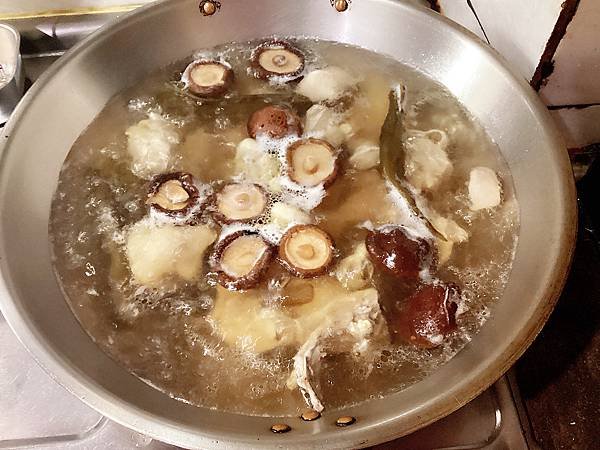 剝皮辣椒香菇雞湯