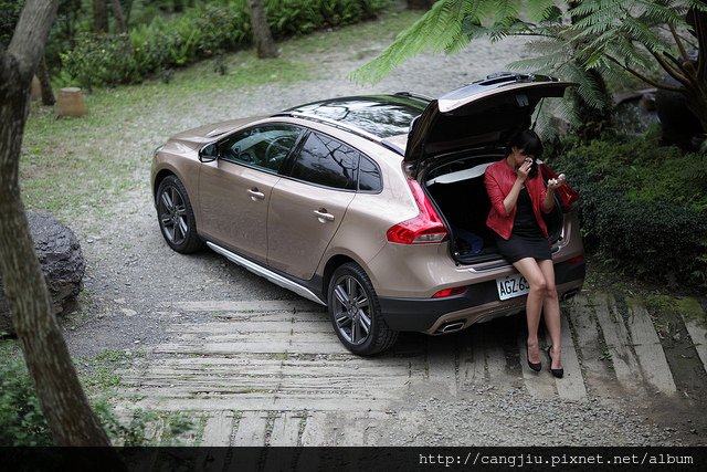 VOLVO V40 Cross Country    藏酒輕旅行