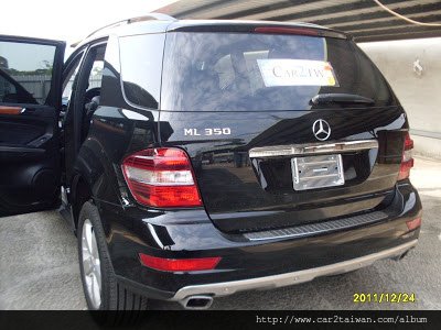 賓士 Benz ML350 汽車從美國出口到台灣時間要多久呢？美國汽車出口到台灣要看哪一個港口出口，如果汽車從西岸加州出口到台灣，海運時間大約25天，如果是從東岸紐約出口到台灣，時間大約是40天，為什麼美國運車回台灣時間有這麼大差別呢？原因是西岸加州洛杉磯或舊金山運車回台灣直接橫跨太平洋就到台灣了，但是從美國東岸紐約運車回台灣則要經過大西洋轉到巴拿馬運河再轉到太平洋才能到台灣，紐約運車回台灣運費也貴非常多，原因除了距離長之外，巴拿馬運河通行費用也非常高，如果可能情況下，許多車商選擇將汽車運送到西岸加州洛杉磯出口費用比較划算