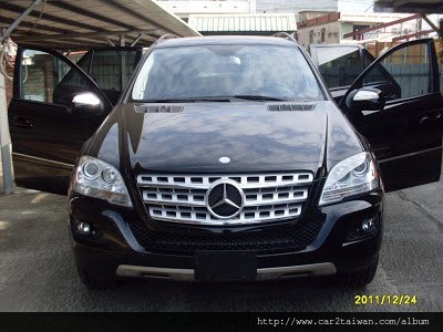 賓士 Benz ML350 汽車從美國出口到台灣時間要多久呢？美國汽車出口到台灣要看哪一個港口出口，如果汽車從西岸加州出口到台灣，海運時間大約25天，如果是從東岸紐約出口到台灣，時間大約是40天，為什麼美國運車回台灣時間有這麼大差別呢？原因是西岸加州洛杉磯或舊金山運車回台灣直接橫跨太平洋就到台灣了，但是從美國東岸紐約運車回台灣則要經過大西洋轉到巴拿馬運河再轉到太平洋才能到台灣，紐約運車回台灣運費也貴非常多，原因除了距離長之外，巴拿馬運河通行費用也非常高，如果可能情況下，許多車商選擇將汽車運送到西岸加州洛杉磯出口費用比較划算