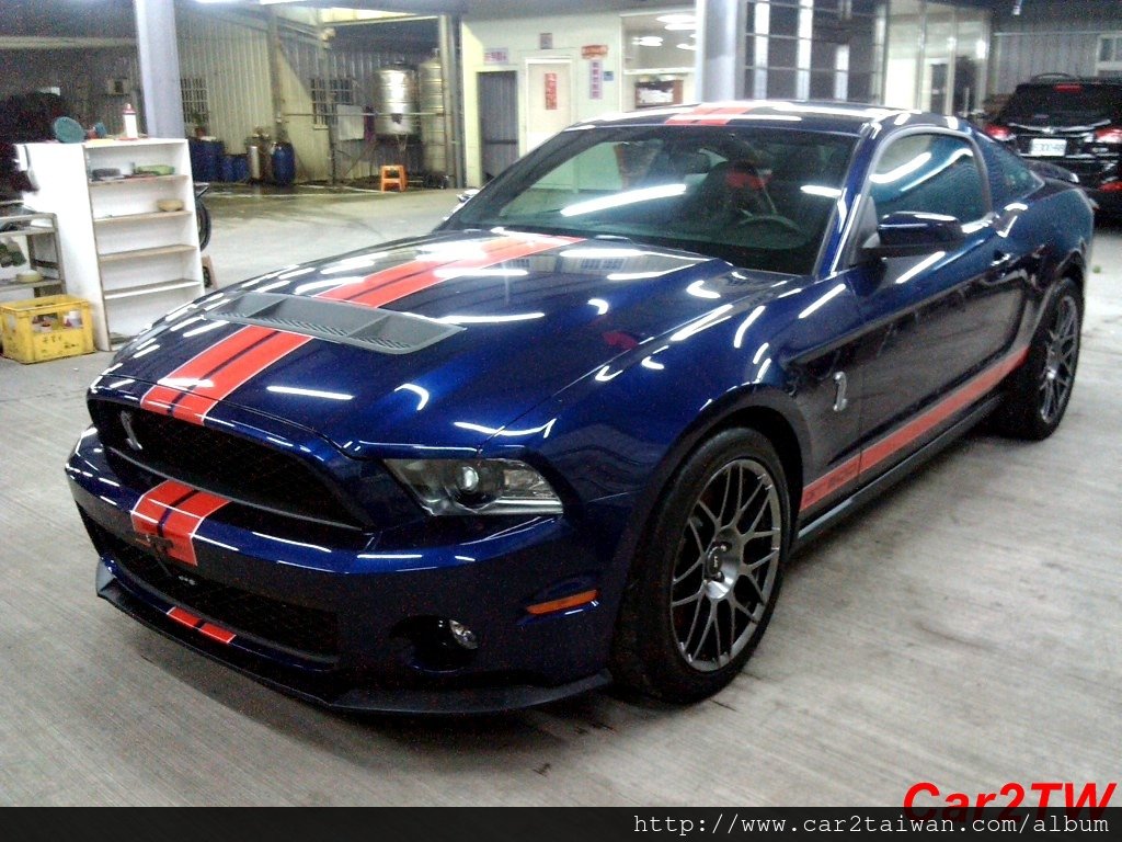 Ford Shelby GT500 眼鏡蛇進口車劉先生住加拿大委託Car2TW代辦進口車回台這台福特眼鏡蛇超級跑車福特野馬跑車，一般這種大馬力跑車從美國運回台灣都會擔心無法通過台灣嚴格ARTC驗車法規，但是Car2TW有信心可以代辦進口任何車輛回台灣都能順利領牌成功，Car2TW代辦從加拿大及美國運車回台關稅估算及汽車海運出口裝櫃報關，如過符合留學生條款更能節省台灣進口車關稅，台灣現行汽車關稅從早年30%降低到17.5%，另外還需要貨物稅及營業稅等，華僑留學生運車回台關稅最高可以照新車售價折扣65%，也就是一台5萬美金價格進口車，依照最新台灣現行關稅法規及留學生條款運車回台灣規定，可以用美金17500申報台灣汽車關稅，實際只需要繳交30萬左右台幣汽車關稅，相比台灣同款車售價高達數百萬元，可以節省不少費用