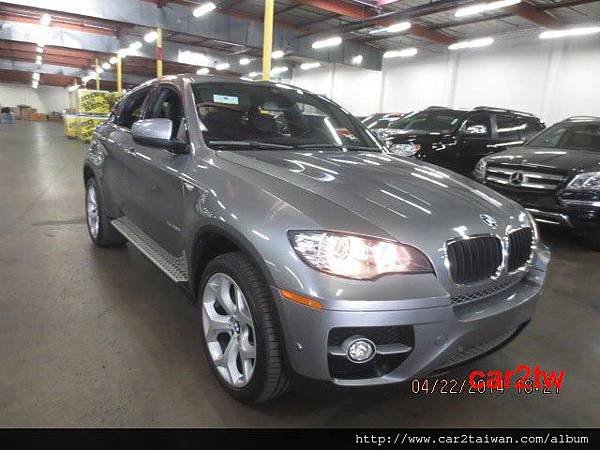 BMW X6準備要從美國紐約出口運車回台灣了，照片是Car2TW在美國紐約汽車出口倉庫，Car2TW在紐約港口有一個大倉庫專門做汽車海運出口，前兩年出口中國車輛非常多，這幾年幾乎都是出口到台灣，從紐約汽車海運船位有限，因為從紐約港出發去亞洲的船班不多，因此都要預先訂位才能有船位，有時候也會利用汽車船出口運回台灣，從紐約到台灣汽車船到的港口有基隆港、台中港及高雄港，通常在華盛頓特區DC或是紐約New York的汽車想要運回台灣都會從這個倉庫裝櫃海運出口