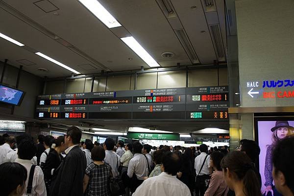 當天所有jr地鐵全部停駛，上班族全困在新宿車站，很多人都坐在地上玩手機= =!!