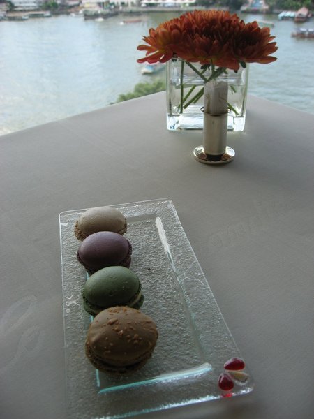 招待的macaron，吃完兩塊蛋糕，再吃這個真的很撐~